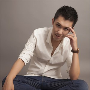 色情片脱光衣服的少妇
